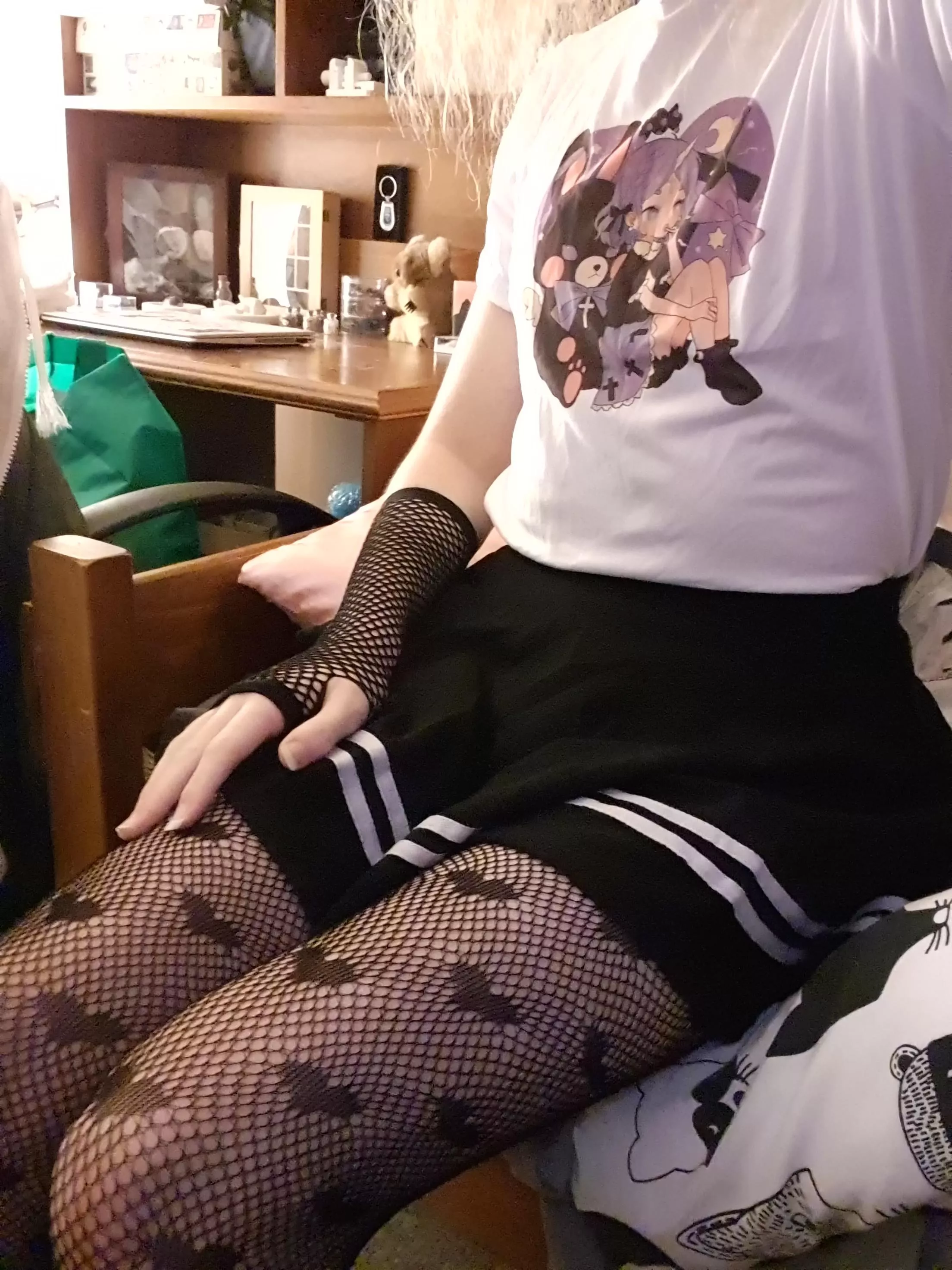 :3! I love fishnets ><