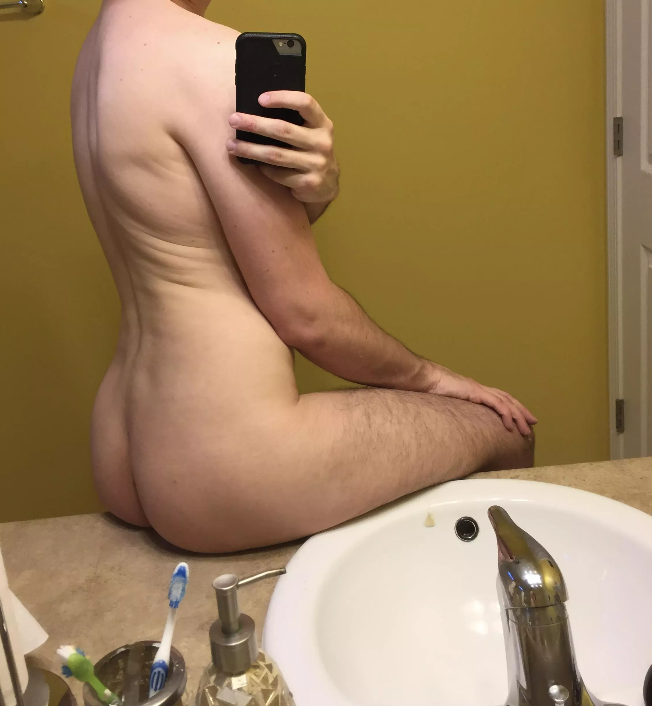 [30] didn’t know where to sit this 😜 bi, inbox open