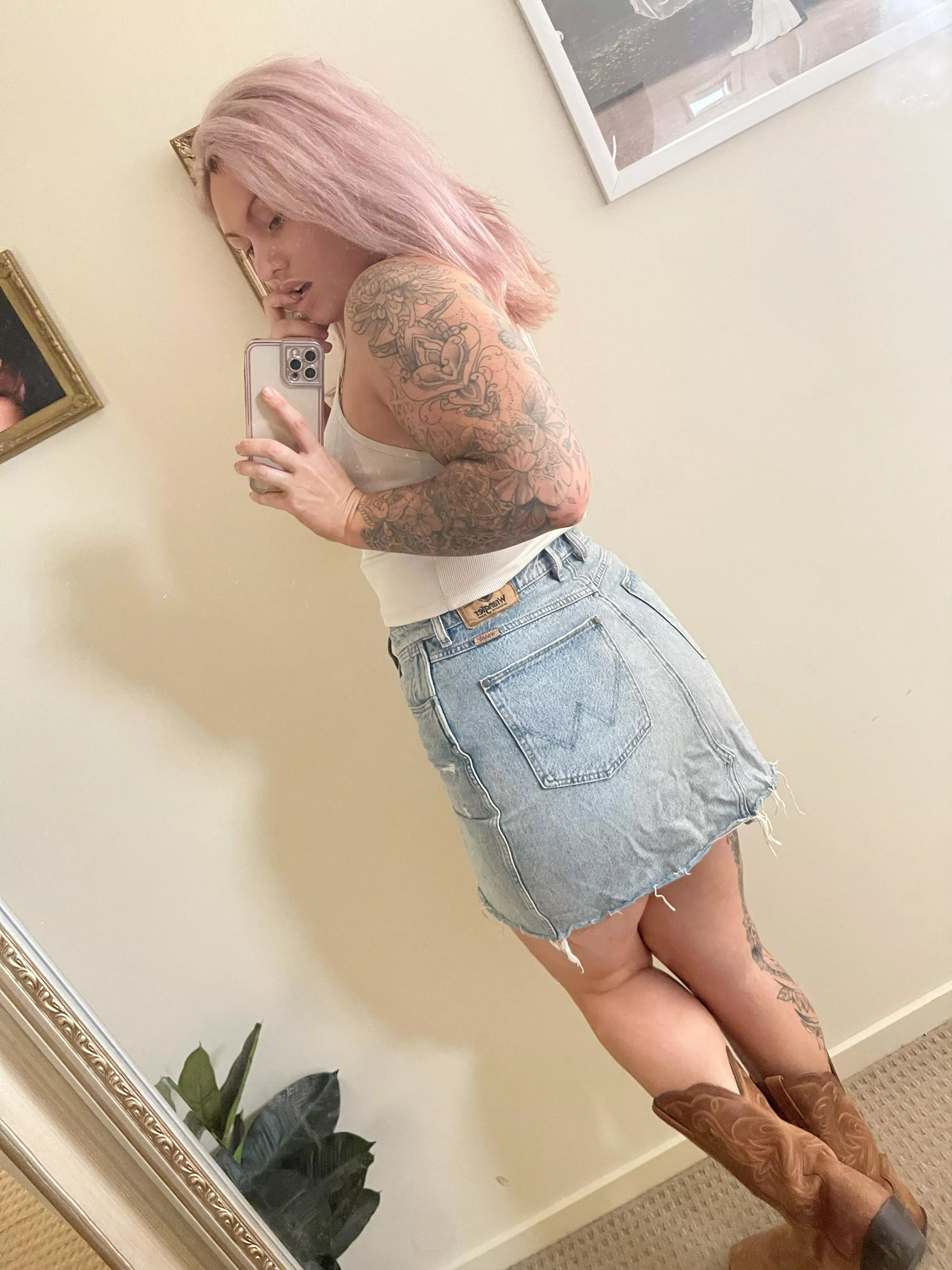 Boots and denim are a match made in heaven 💗🤠