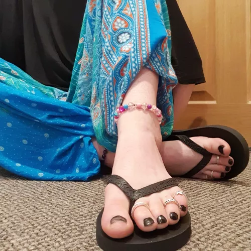 Come and suck my toe rings off for me! 😈