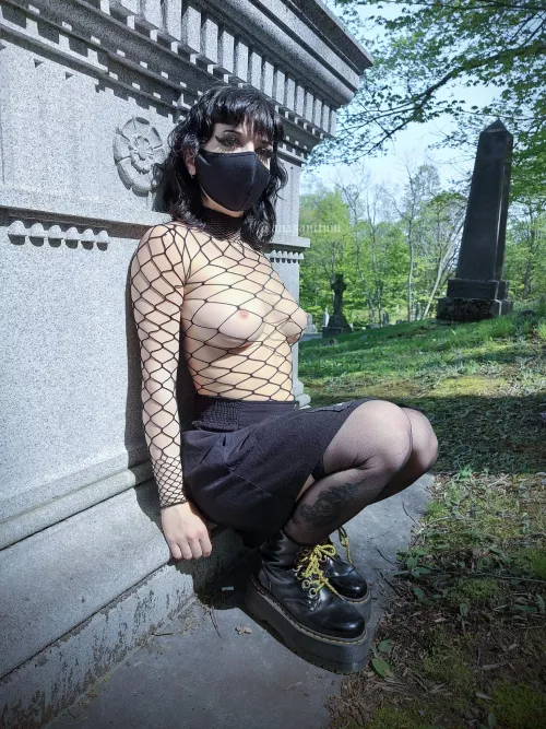 date a goth girl and you'll get dirty in the graveyard 🪦