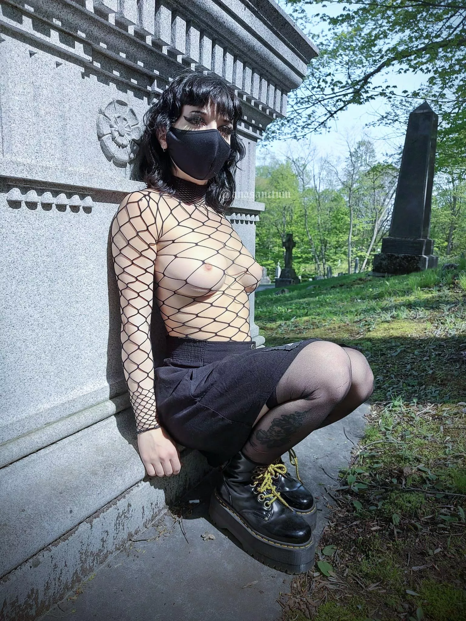 date a goth girl and you'll get dirty in the graveyard 🪦
