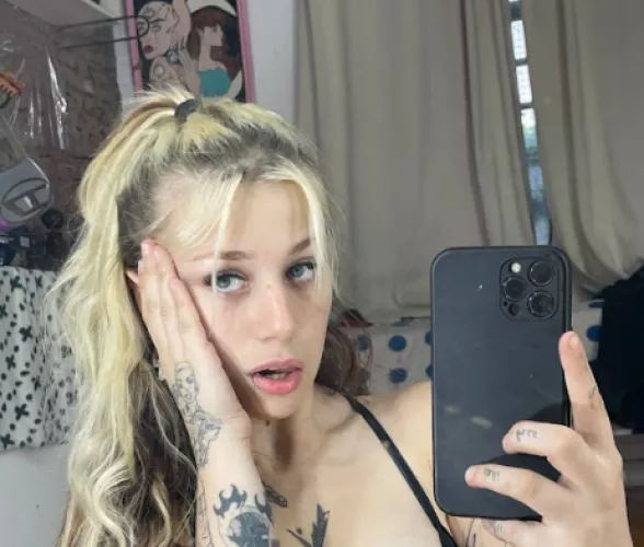 Do I look pretty here?