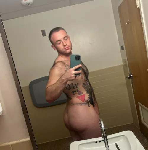 Do you like muscular bottoms?? 😜