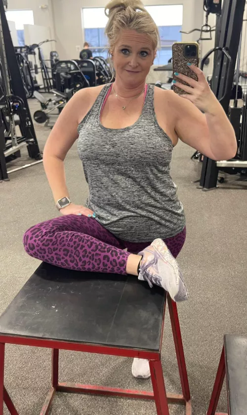 Doing some stretching to be able to do more “fun” farm work 😈😉