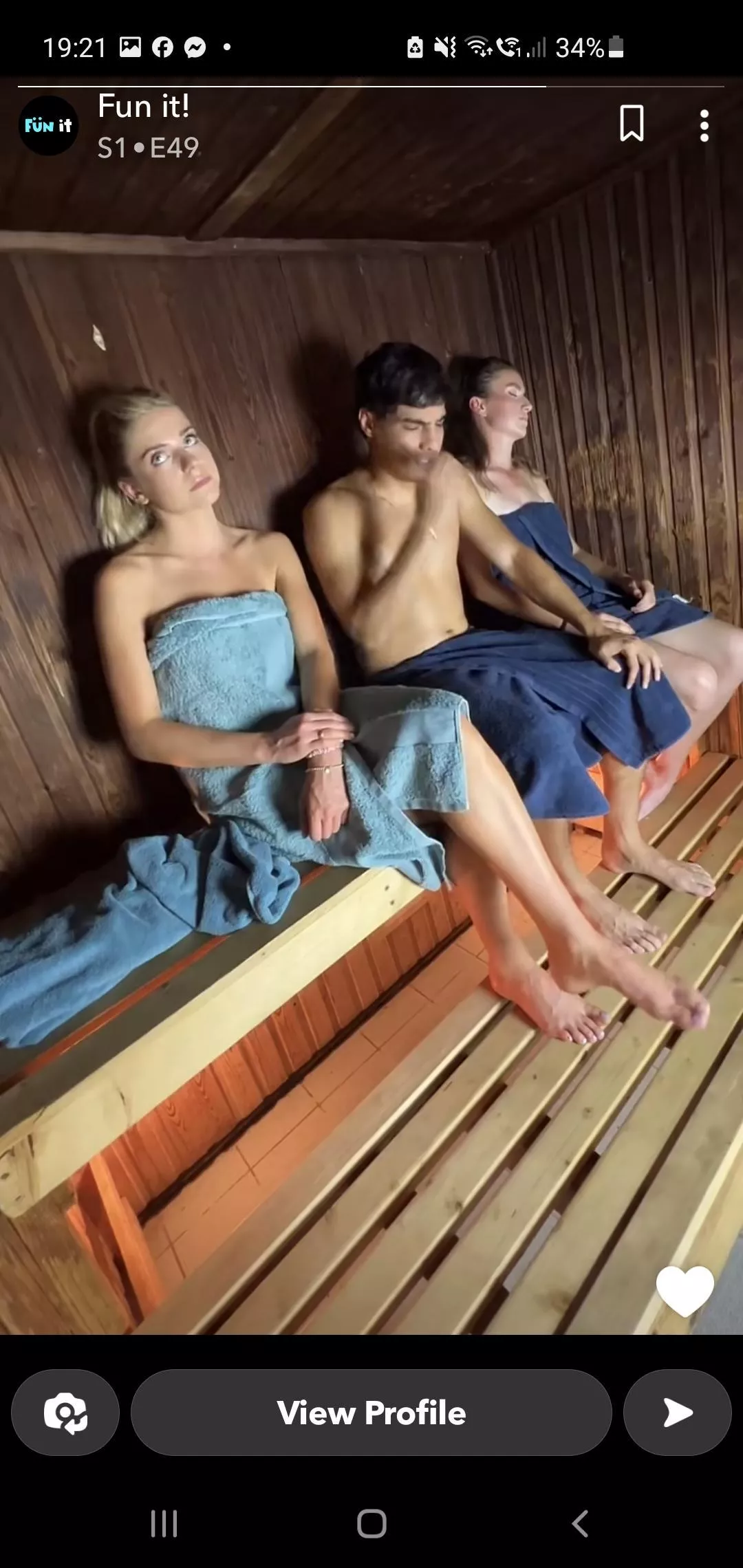 Doubt she does porn but anyone know who the blonde girl is on the left?? She's stunning