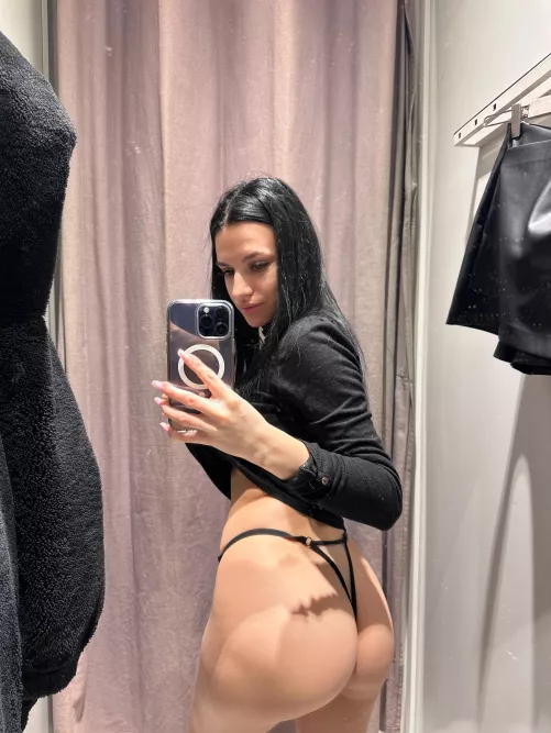 I love how G string tease the ass 😄