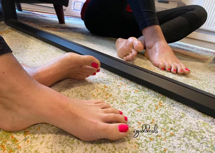 I love when you stare at my feet! Any volunteers to worship them? 💖