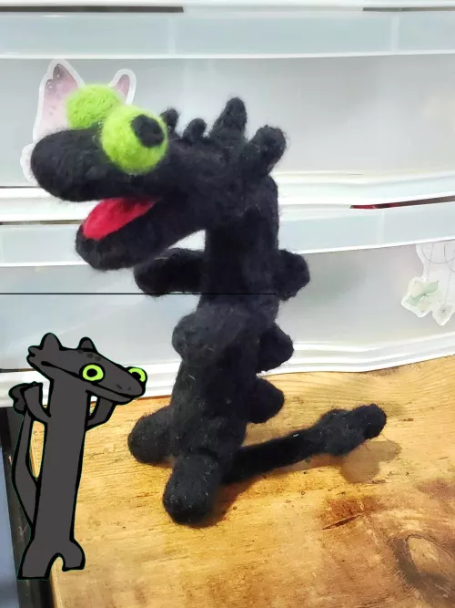 I made the toothless meme as a plushie! The lil dance and song is definitely stuck in my head now lol/ Art by me!