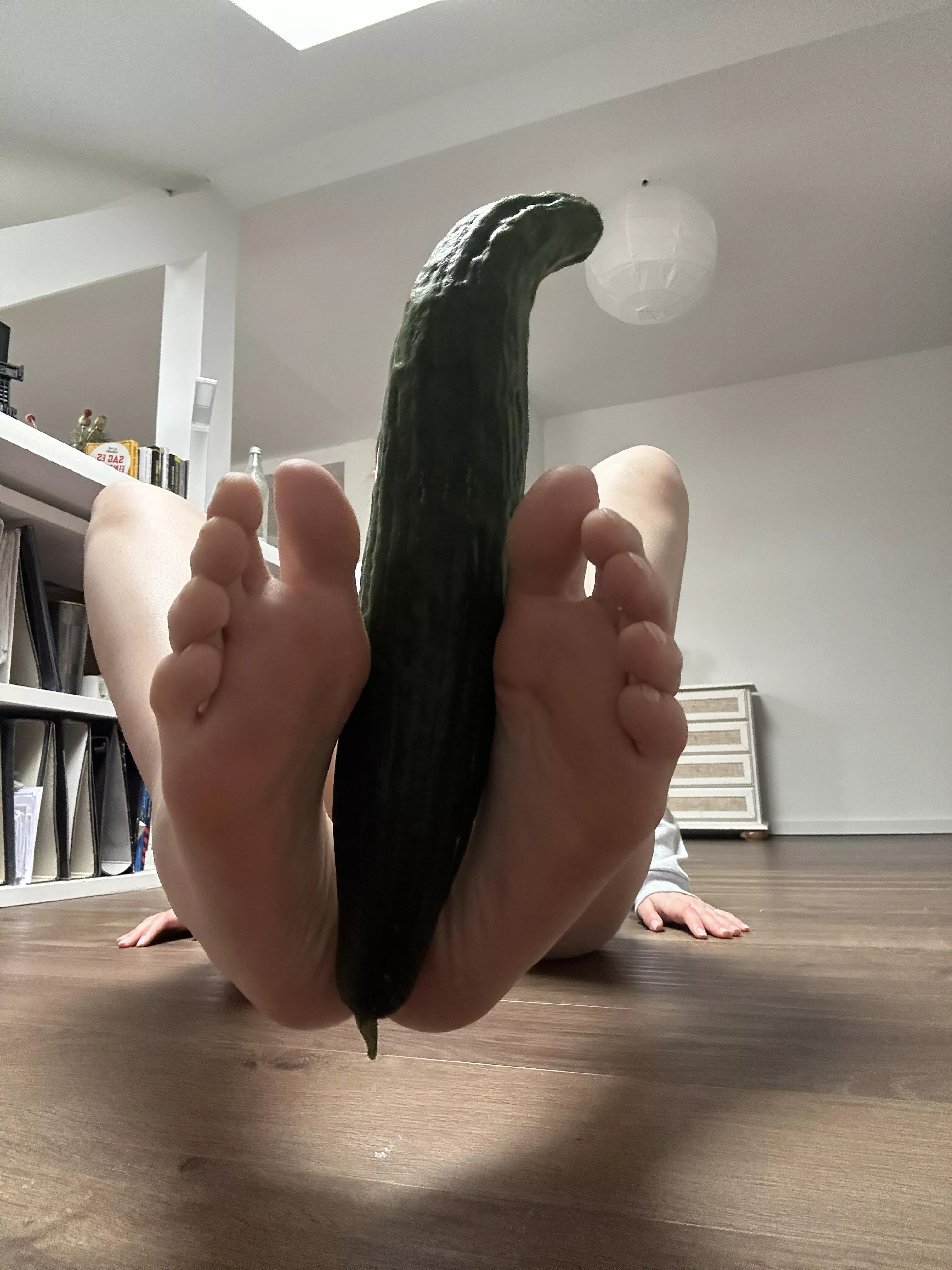 Imagine having your dick in between these 19yo feet rn