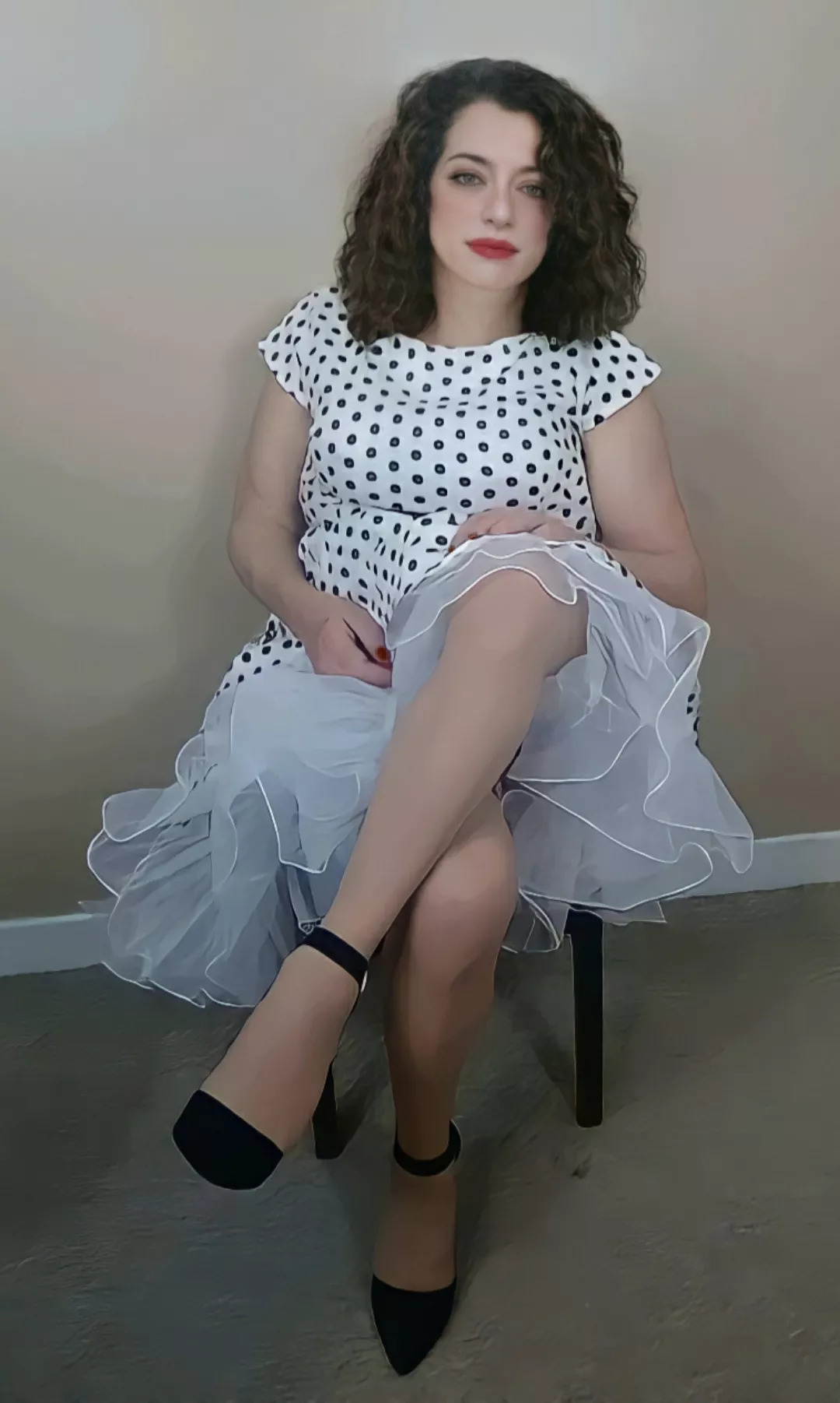 I've always enjoyed retro outfits, I find them so feminine especially when wearing stockings & heels