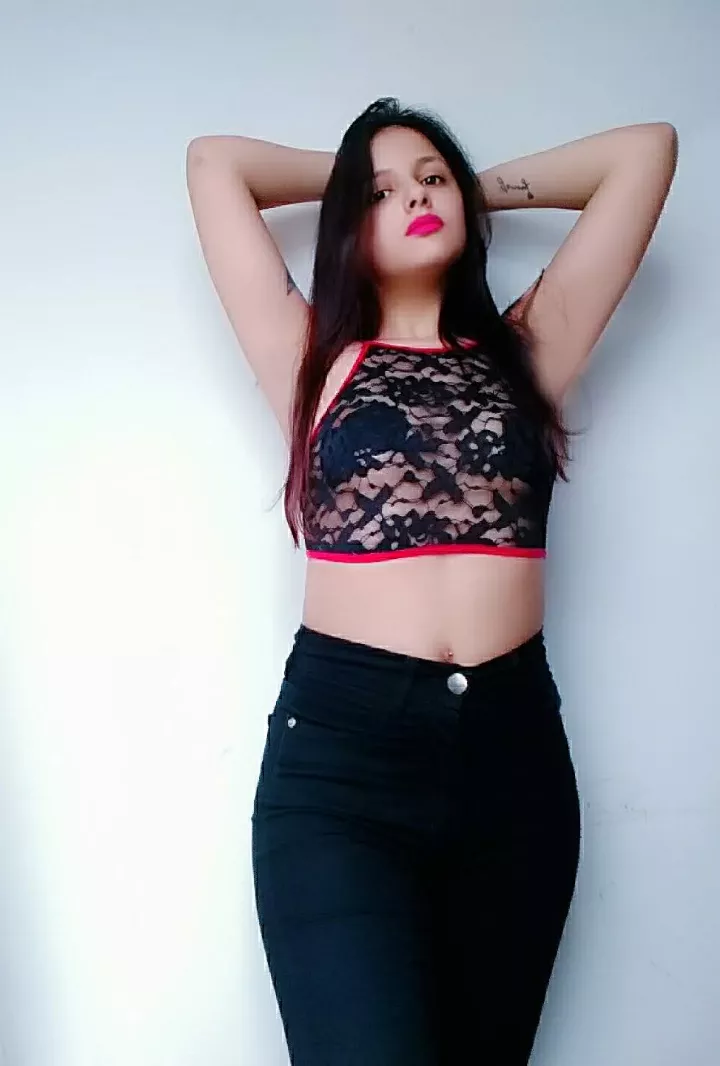 M I love my croptop how it looks with jeans ❤️