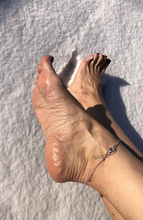 Oil feet and cold snow