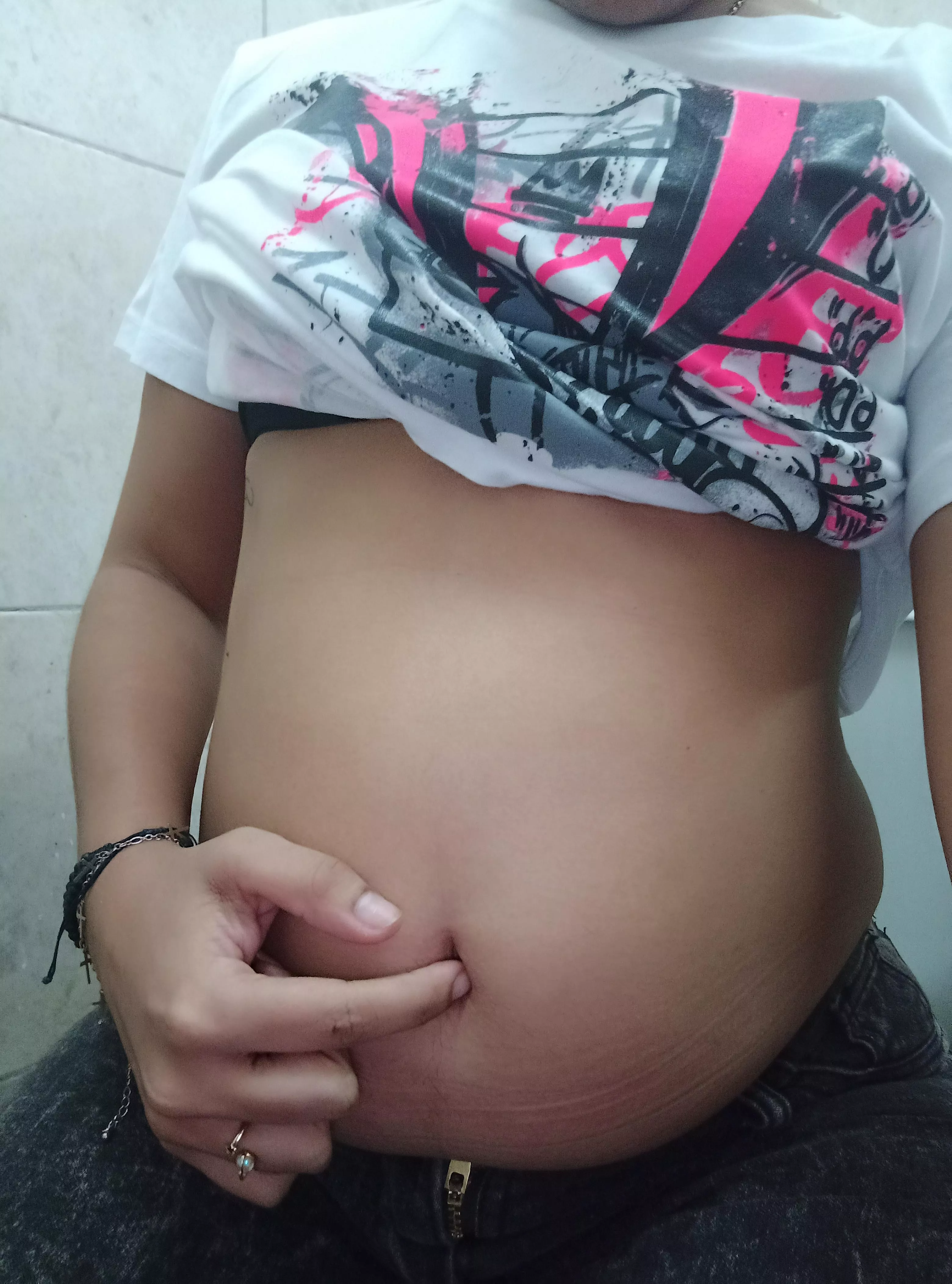 Pizzas and burgers definitely make everything grow.. 🍔🍟🐽