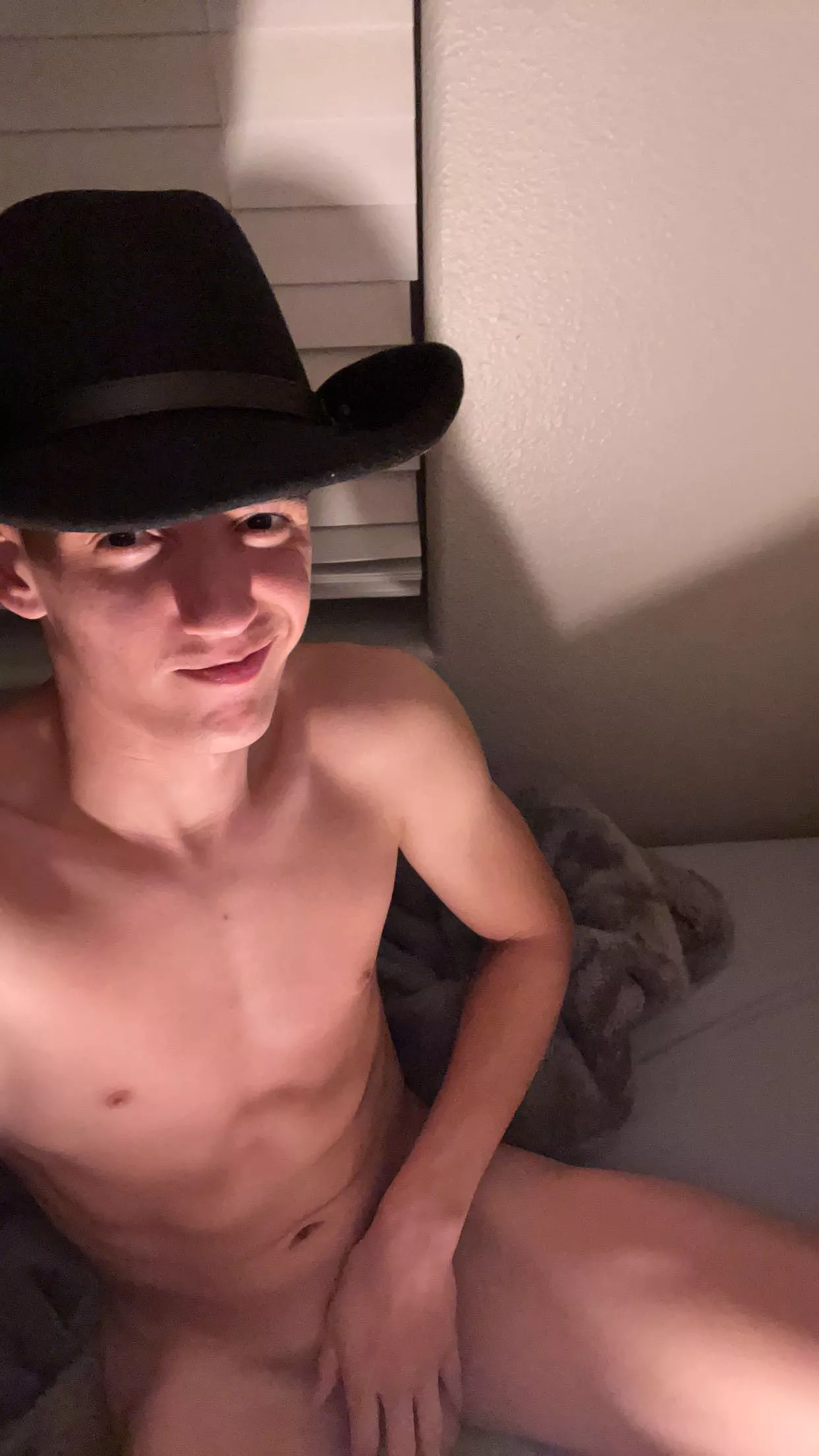 sending free gym naked nudes to everyone that says gm (serious)