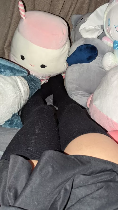 Surrounded by cuties! 😫😫