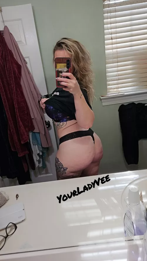 This big booty Momma is ready to start the day, how about some ass before breakfast??
