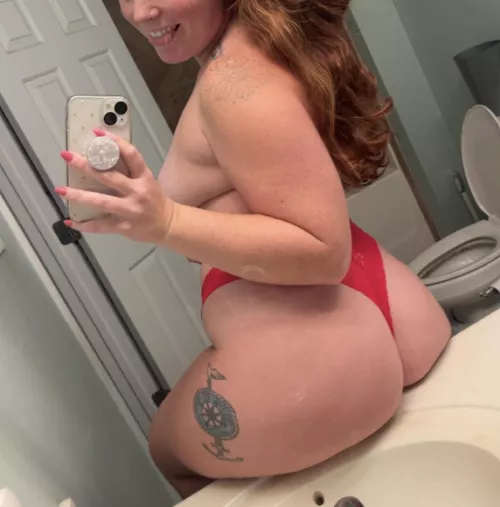 This MILF wants to send you more pics like this