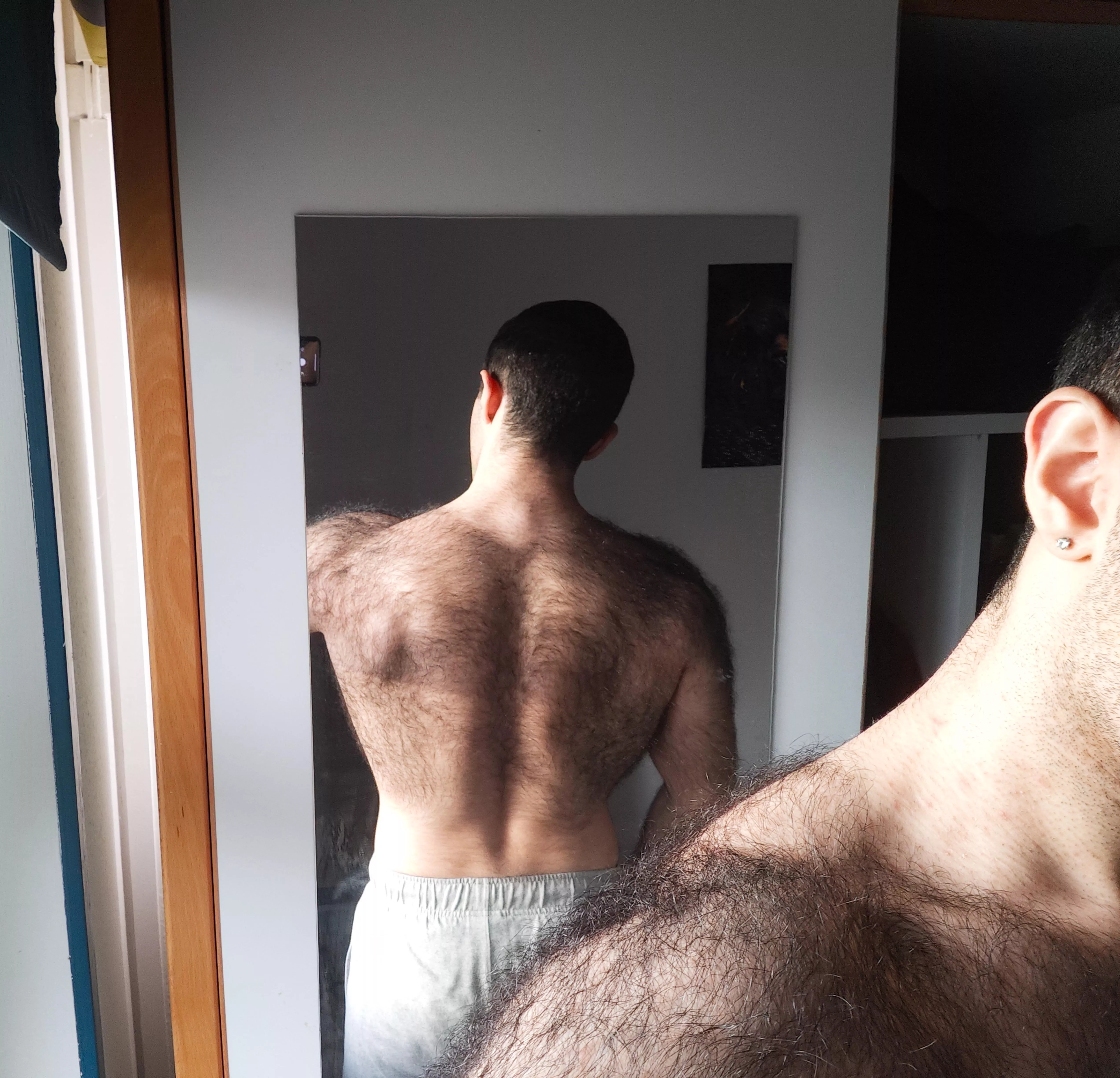 who likes wide furry back :?