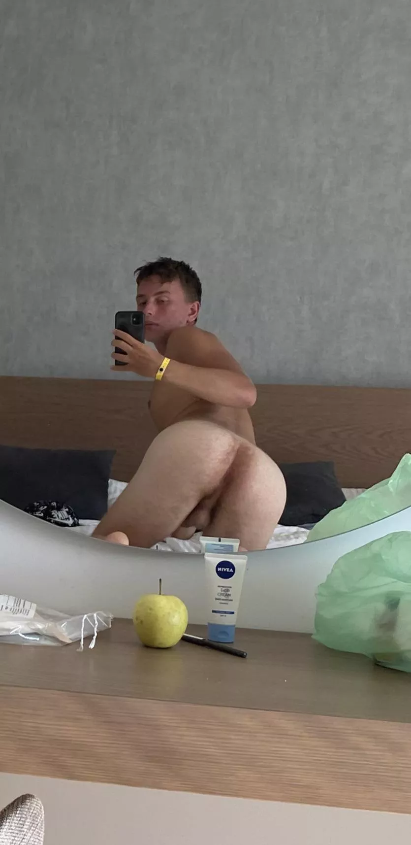 Who wants to fuck some fresh 2006 bussy? 🤤😍