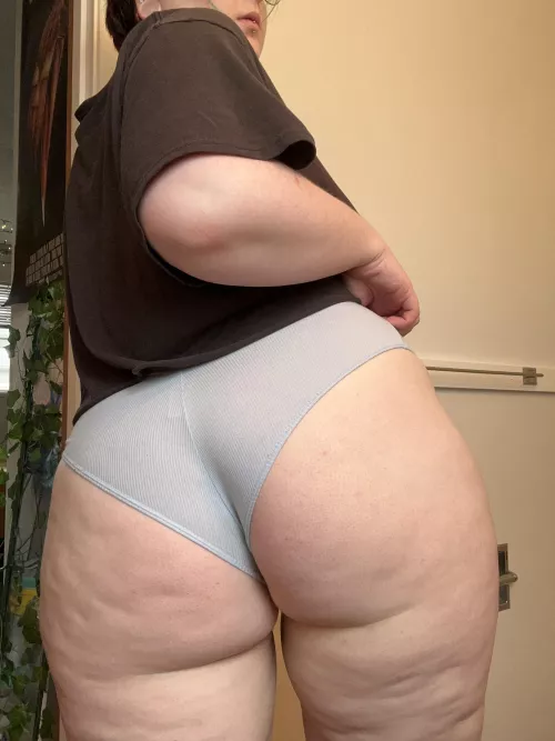 anyone want a handful of this juicy 🍑