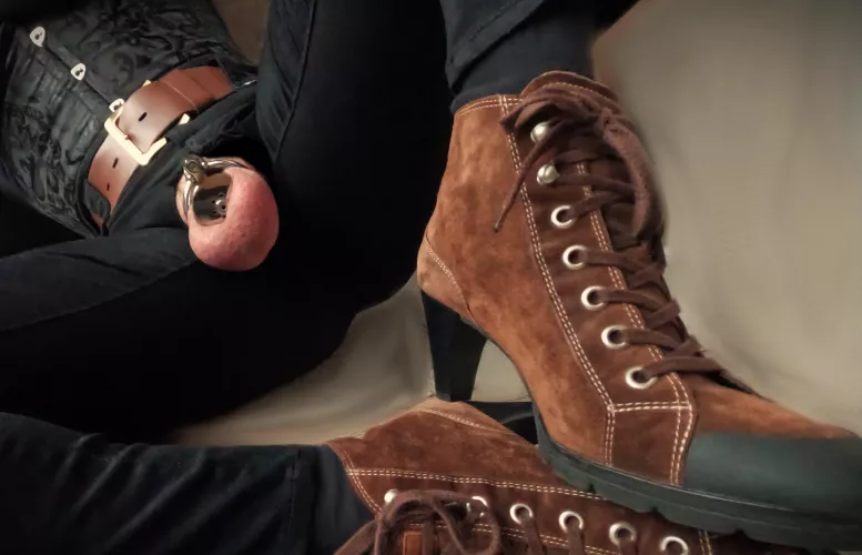 Don´t forget the heels when you´re locked