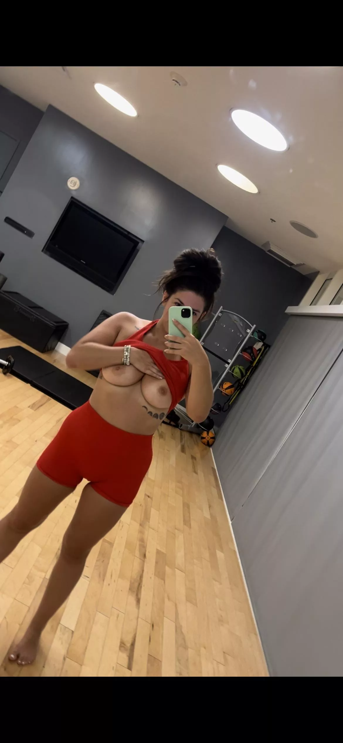 [f] sweaty gym tits