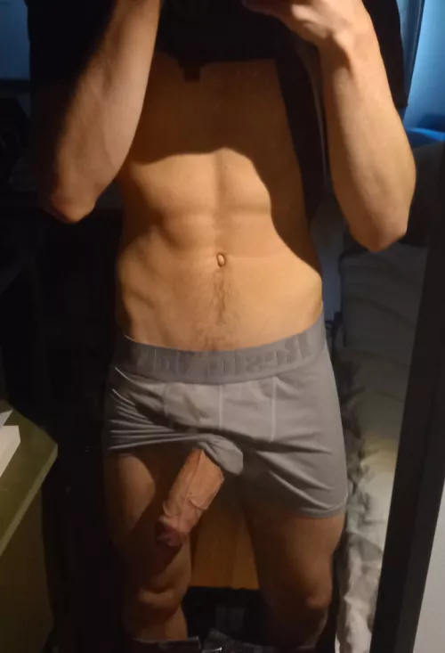 Horsehung str8 curious guy looking only for cute fems and twinks, DM's open 😌