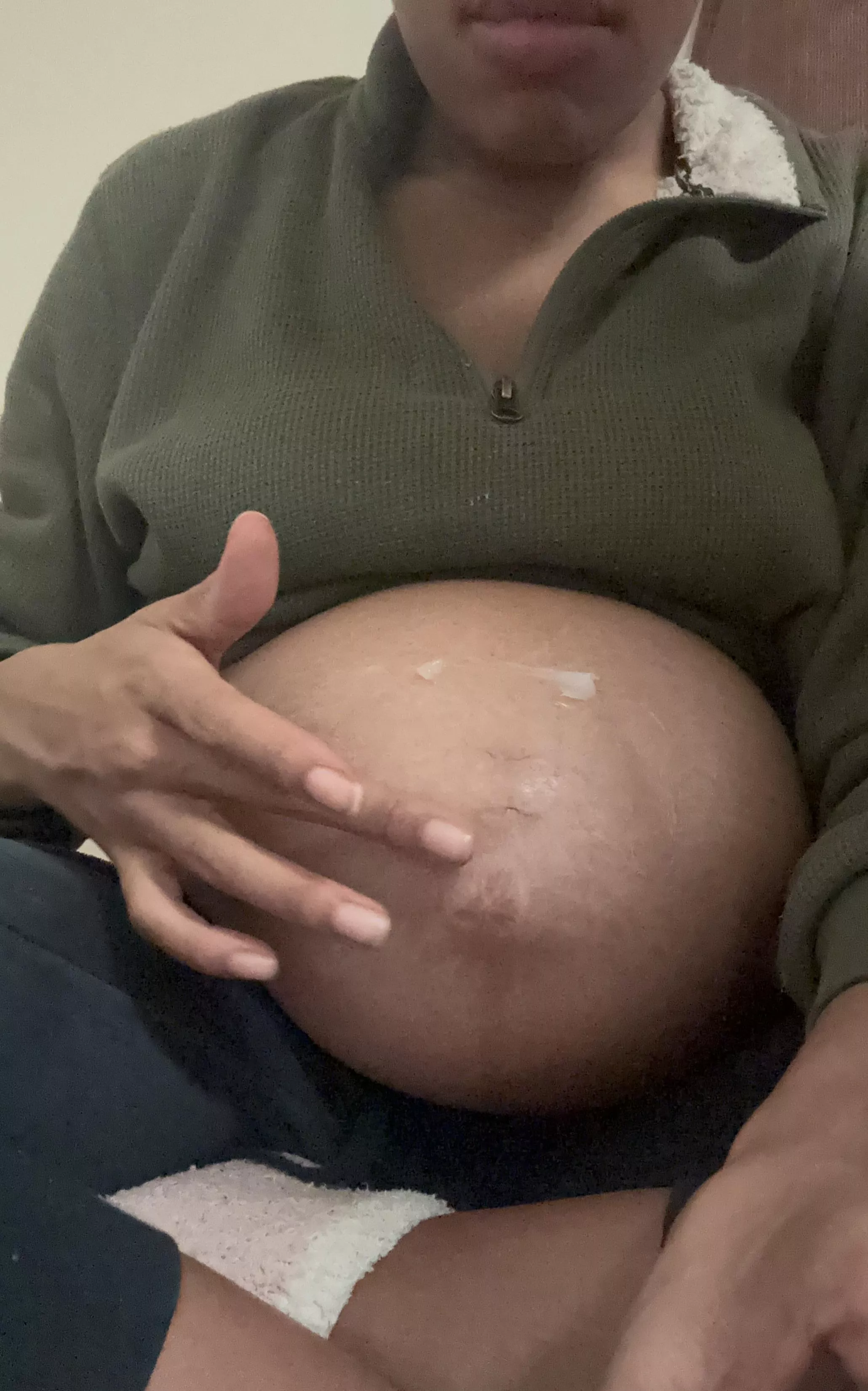 I love rubbing lotion and cum on my big belly 🤤