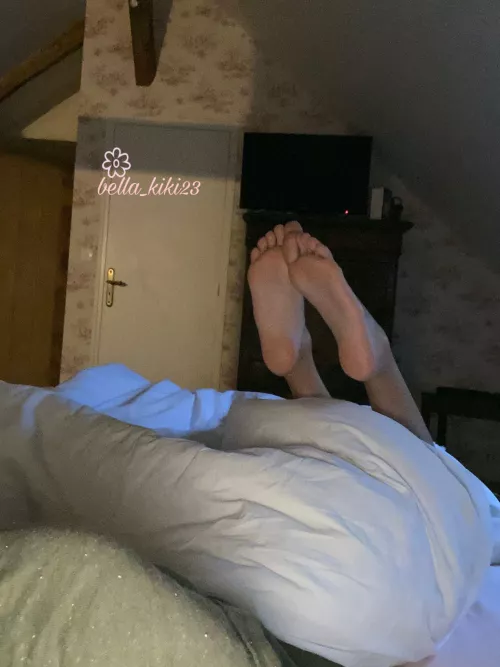 imagine my feets on your shoulders🤭😚