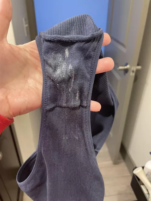 My scent is intoxicating, give it a lick 👅