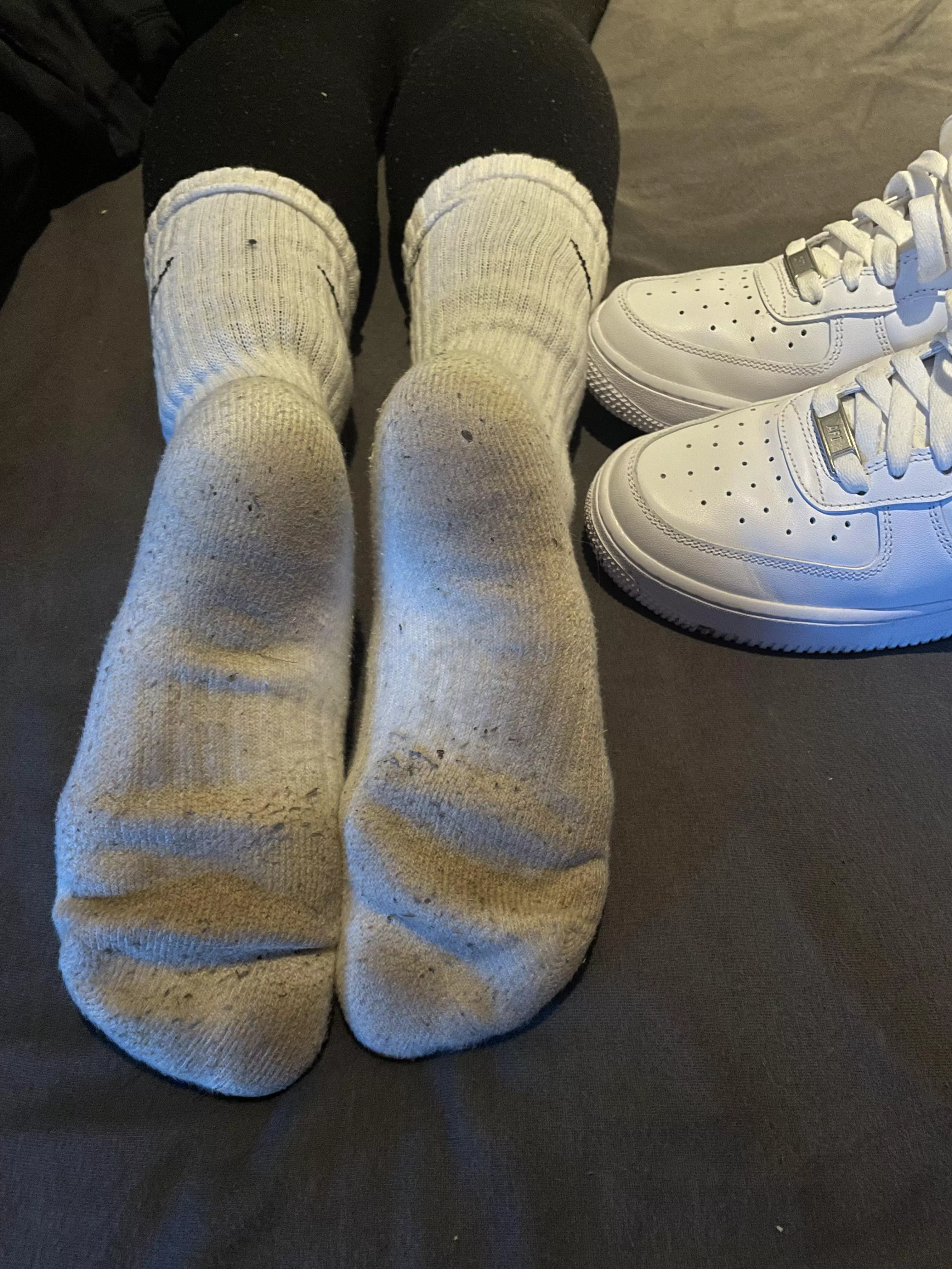 My white Nike crew socks are so dirty after wearing them to the gym the 4th day… 😵‍💫