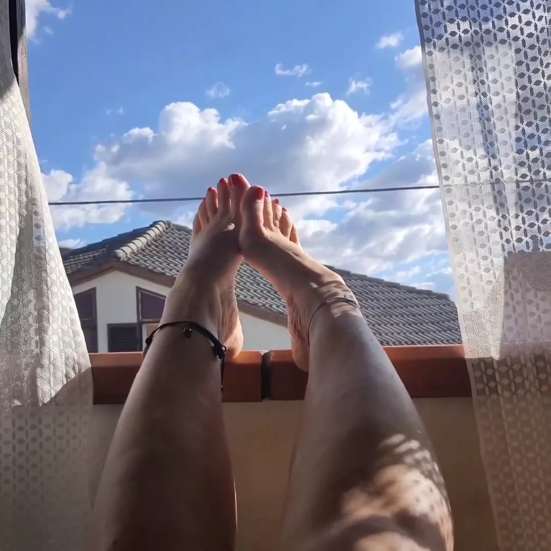 New here please be kind. I like how my own feet look. What about you?