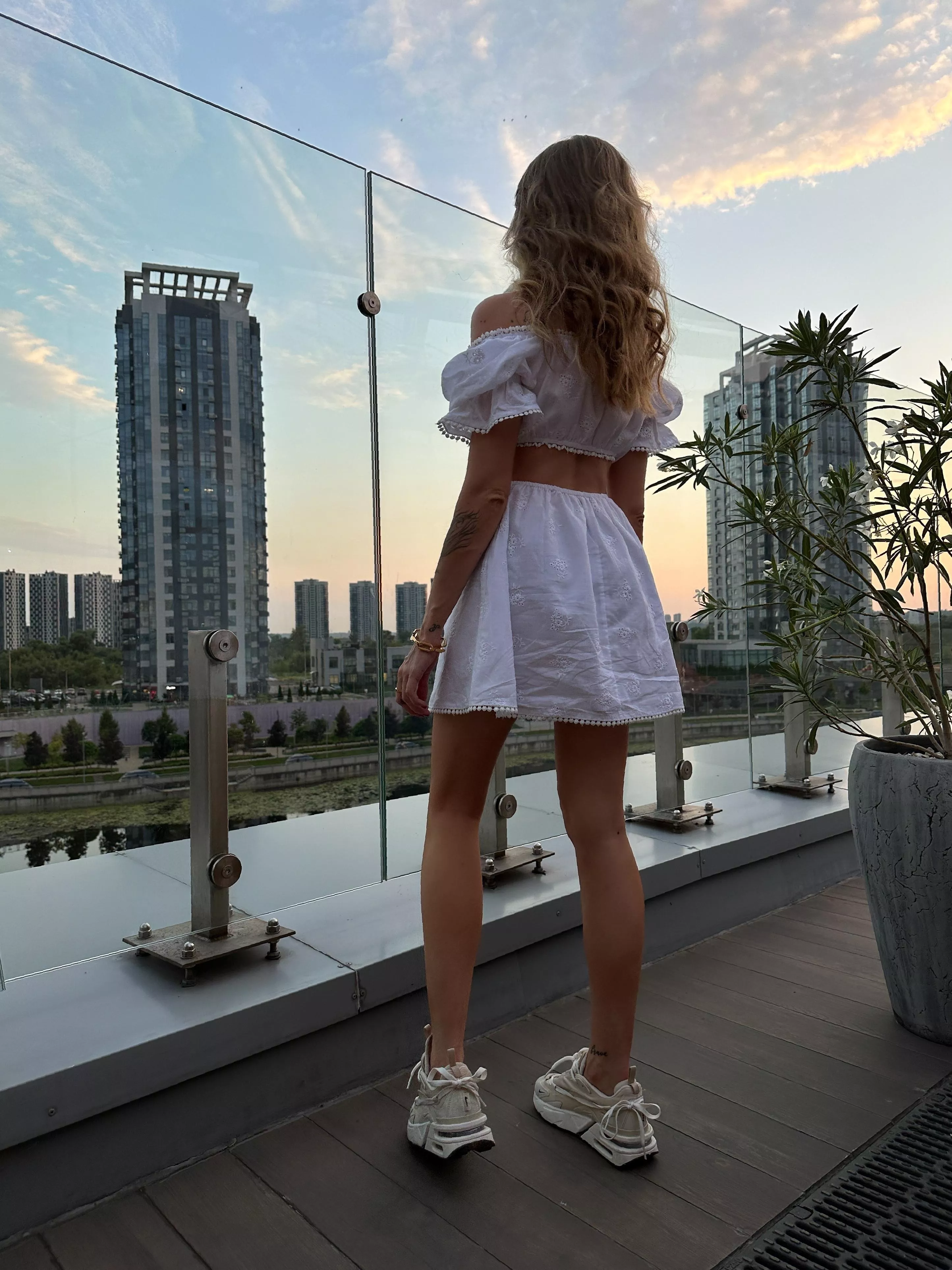 Nobody knows, but in this photo I'm without panties