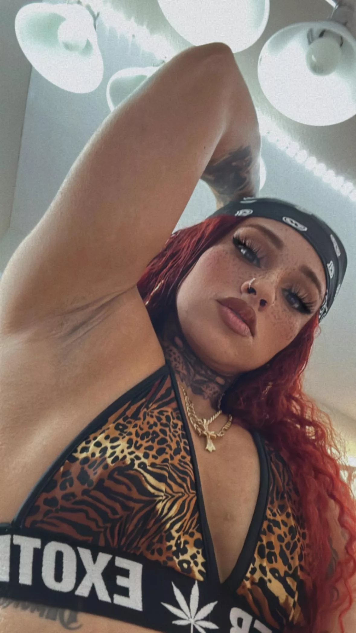 Now be a good boy and start to lick my armpits