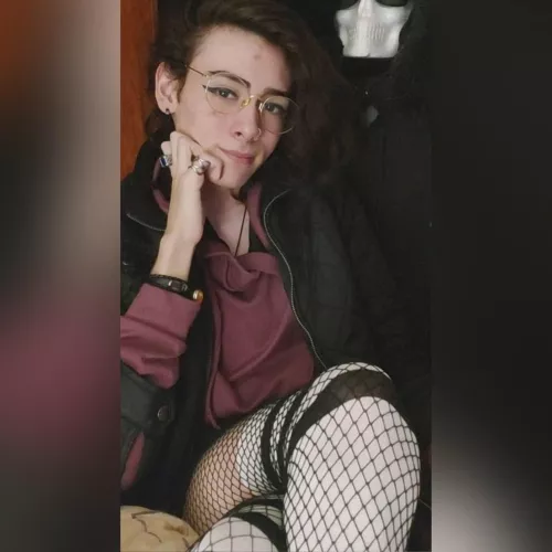 Someone else love the fishnets? 💖🥰