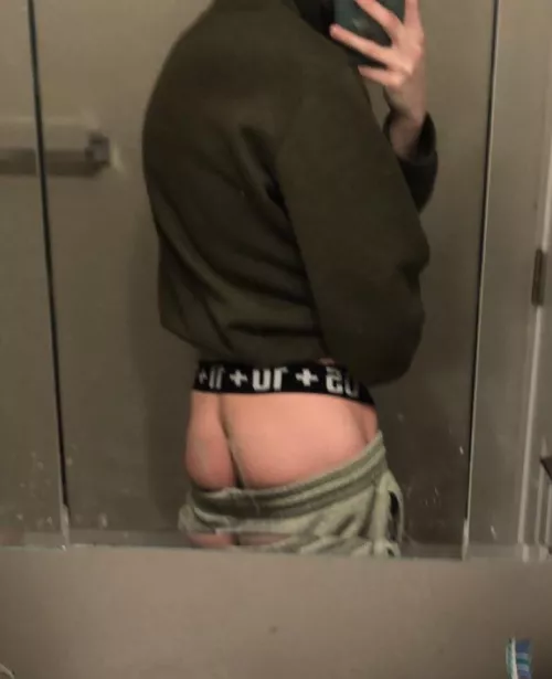 [24btm] younger dom tops are hot