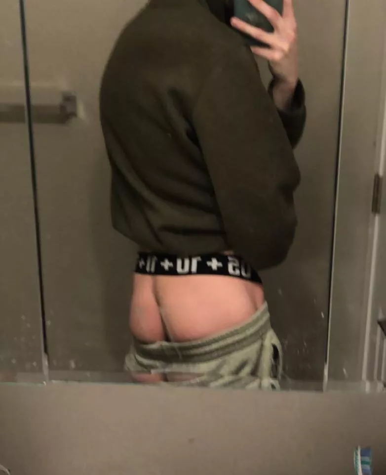 [24btm] younger dom tops are hot