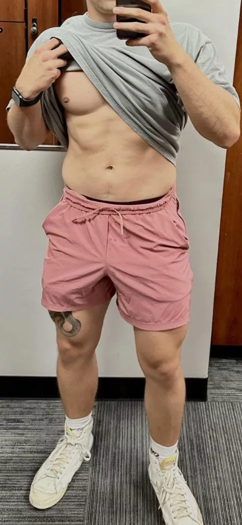 26 now. It’s my birthday. GL muscular stud looking for similar. Let’s swap h00kup vids. DM me