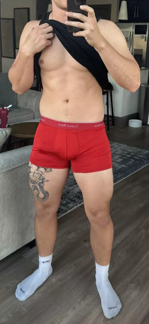 26 now. It’s my birthday. GL muscular stud looking for similar. Let’s swap h00kup vids. DM me