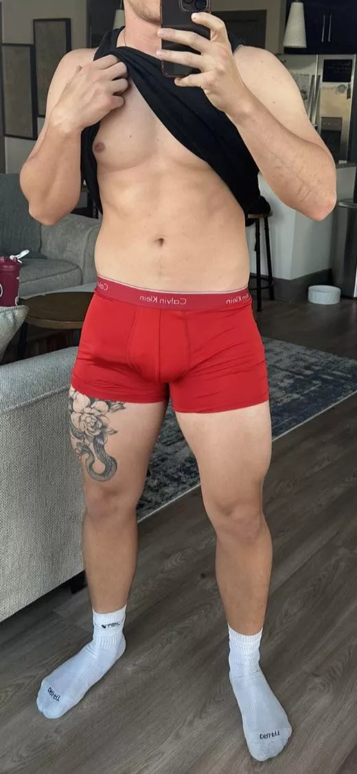 26 now. It’s my birthday. GL muscular stud looking for similar. Let’s swap h00kup vids. DM me