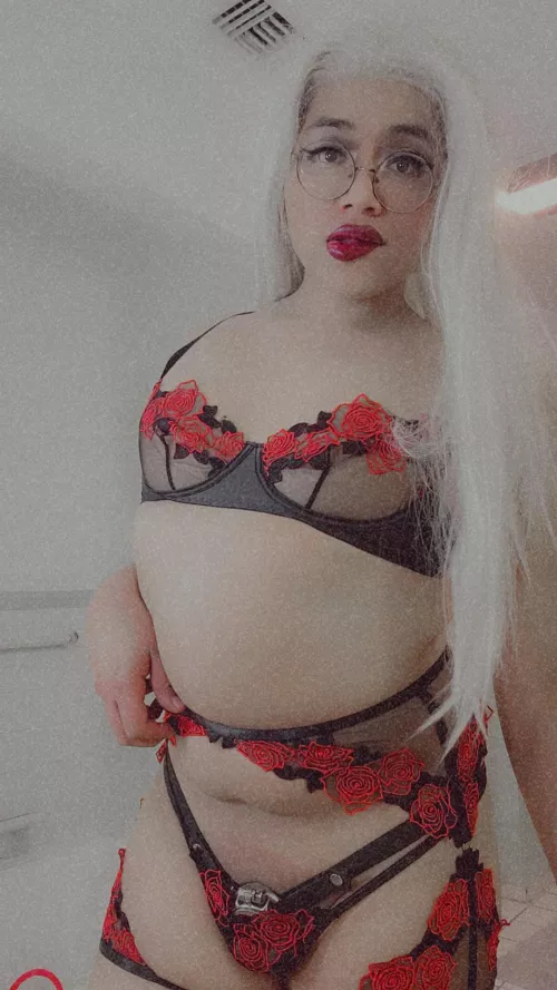 :3 loving the new cage