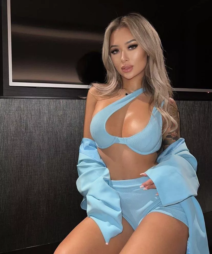 baddie in blue