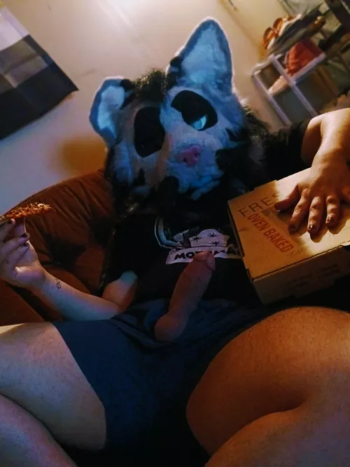 Chubby boi just having himself a pizza.