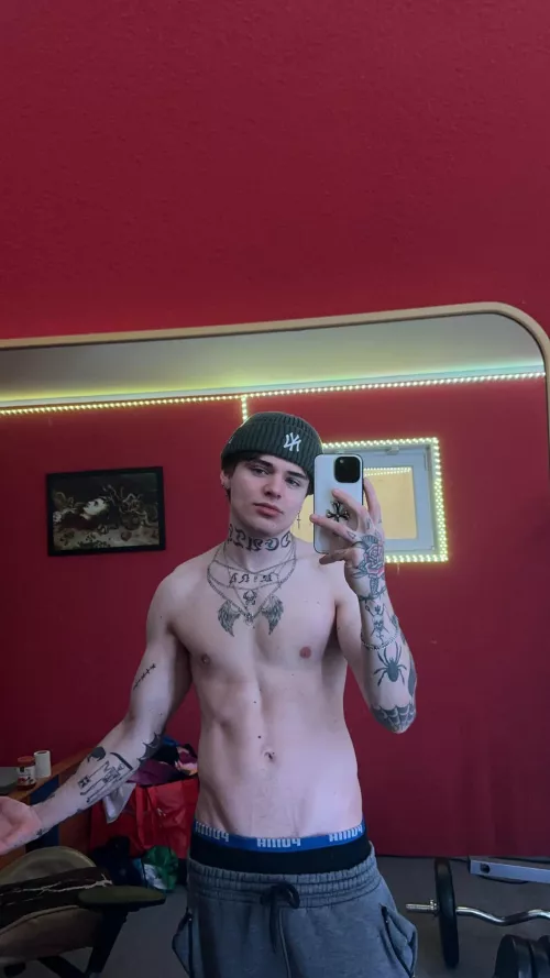 decent v line right ?😈