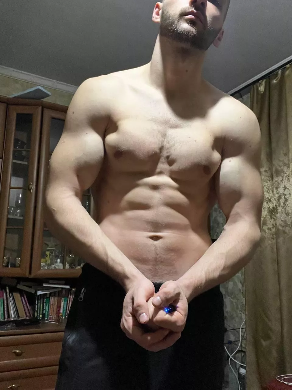 Get on your knees slave and worship my muscles 💪