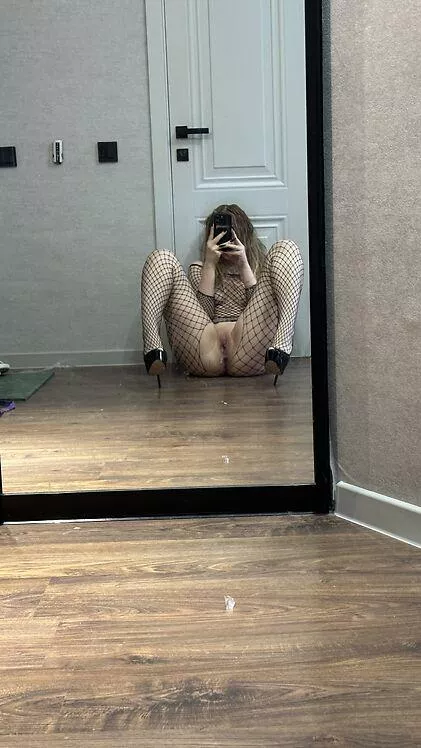 Give me eye contact as you eat my pussy