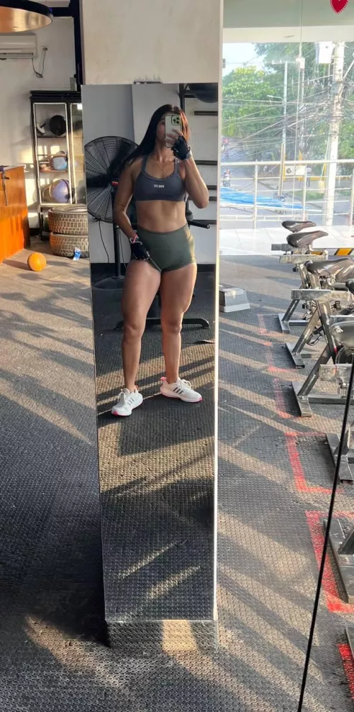 Grinding for that fit and sexy tummy [IMG]