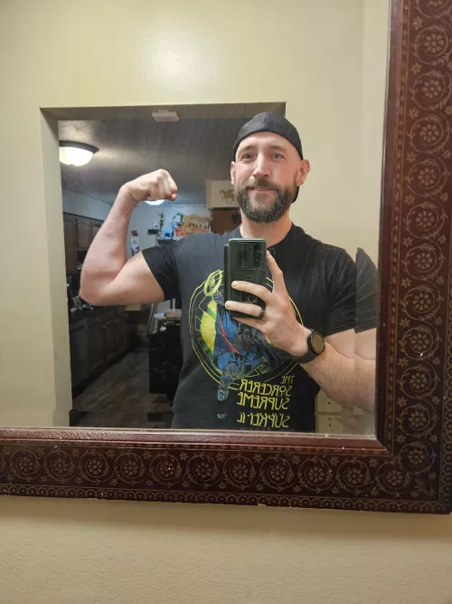 Happy Thursday! Sending you them conure the day vibes!