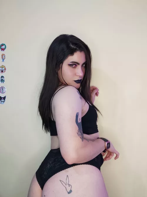 Hey, come a little closer.. have a feel of my booty, lol i dont bite